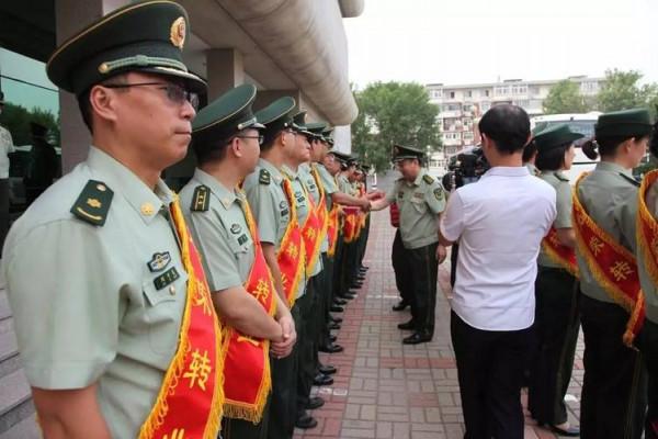 退役後，曾經的首長在小兵面前打工，是什麼滋味