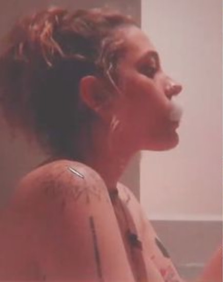 邁克爾·傑克遜23歲女兒曬深夜泡澡照,坐浴缸裡吞雲吐霧紋身顯眼 邁克爾·傑克遜23歲女兒曬深夜泡澡照,坐浴缸裡吞雲吐霧紋身顯眼