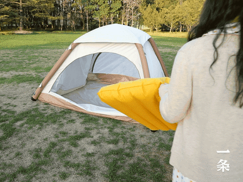 等下個晴天，咱們帶著這套自動充氣帳篷、床墊，去露營吧