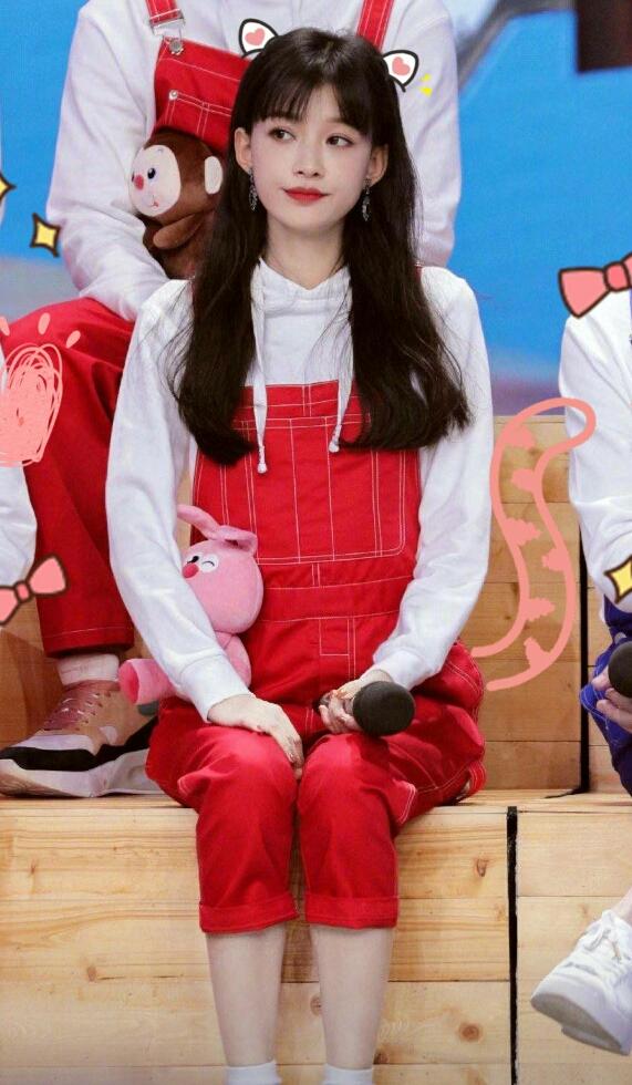 孫怡在海邊遊玩，辣媽也愛小清新西瓜外套，和海水一樣沁人心脾