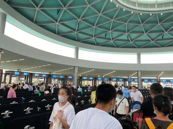 1個月僅門票收入就近10億元！園區裡廣告無處不在，遊客仍冒雨跑步入場…北京環球影城為何如此“吸金”？