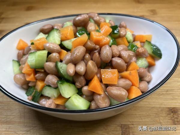 涼拌水煮花生米,簡單的美味,加上喜歡的黃瓜丁和胡蘿蔔丁,好吃 涼拌水煮花生米,簡單的美味,加上喜歡的黃瓜丁和胡蘿蔔丁,好吃