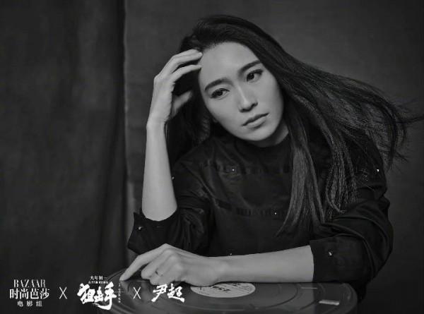 張藝謀首次帶女兒拍大片，張末濃妝撞臉俞飛鴻，他臉上老年斑搶鏡