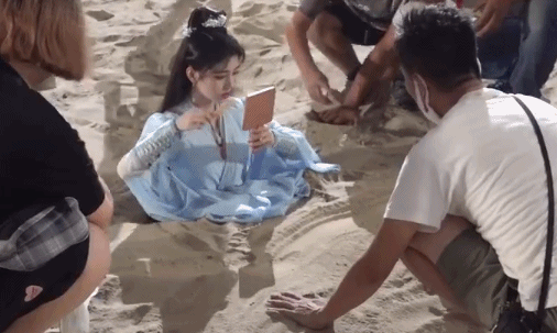 鞠婧禕新劇“女將軍妝”曝光:這是去戰場打仗,還是cos漫展? 鞠婧禕新劇“女將軍妝”曝光:這是去戰場打仗,還是cos漫展?