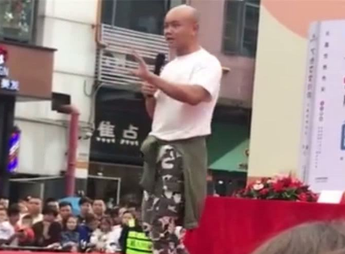 過氣主持人的尷尬：蹭熱度、跑商演、被網友嫌棄，看著好卑微