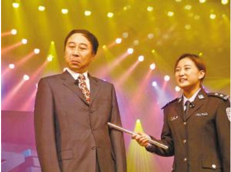 13年前，二人同上春晚，如今賈玲成了老闆，那麼白凱南哪去了？