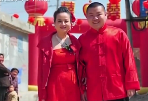 岳雲鵬老婆帶女兒去德雲社,化淡妝戴名牌耳環,遭粉絲圍觀人氣高 岳雲鵬老婆帶女兒去德雲社,化淡妝戴名牌耳環,遭粉絲圍觀人氣高