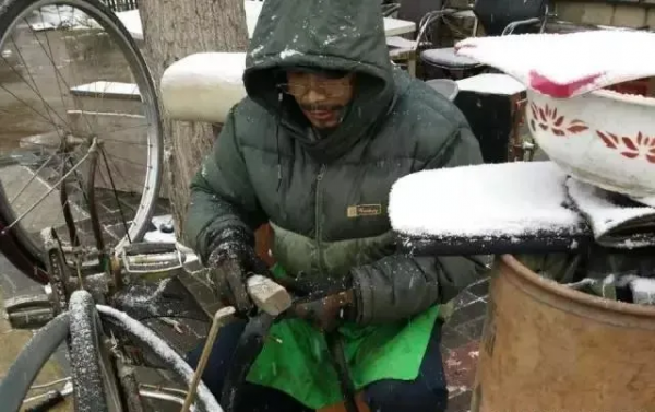 中書協會員街頭修車,稱超越齊白石,字畫賣1元2幅 中書協會員街頭修車,稱超越齊白石,字畫賣1元2幅