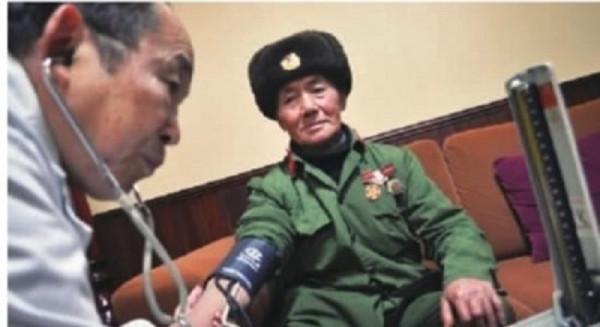 湖南老農隱居深山50年，為女兒看病意外暴露身份：原是毛主席警衛