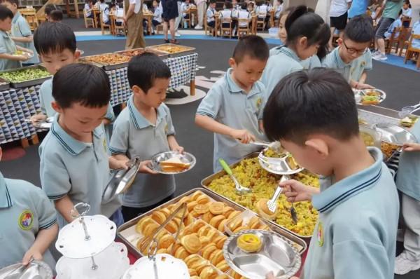 小學午餐標準這麼高了嗎?堪比五星級酒店的自助餐標準了嗎真羨慕 小學午餐標準這麼高了嗎?堪比五星級酒店的自助餐標準了嗎真羨慕