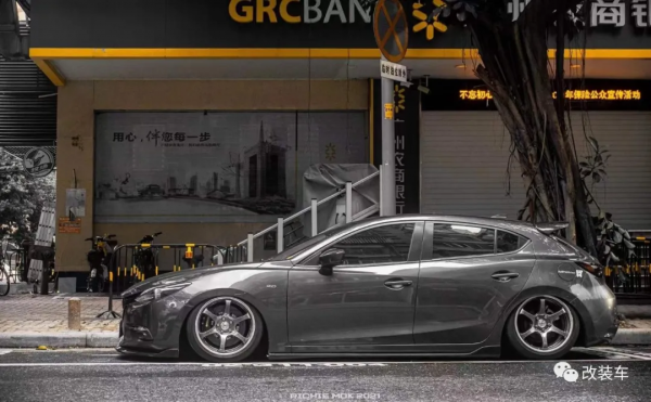 姿態風兩廂馬自達昂克賽拉，趴在地上的&quot&semi;鋼炮&quot&semi;也能很帥