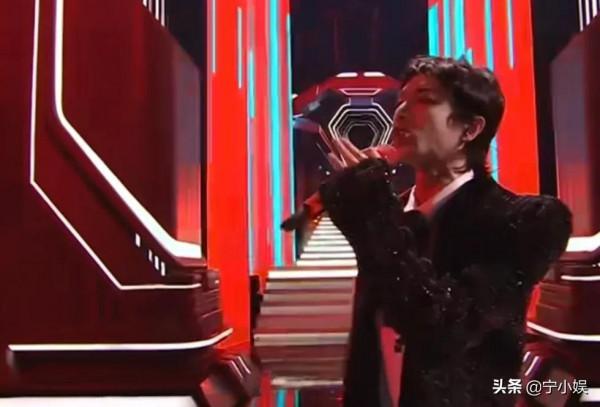 造型師集體掉線?易烊千璽不倫不類,周冬雨暴露缺點,張韶涵太顯老 造型師集體掉線?易烊千璽不倫不類,周冬雨暴露缺點,張韶涵太顯老