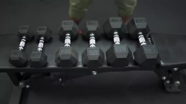 一套王牌“虐肩”動作，讓你成為“行走的衣架子”