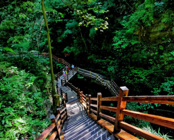 除了飛瀑、峽谷，萬盛黑山谷南天門竟藏有這樣的美景