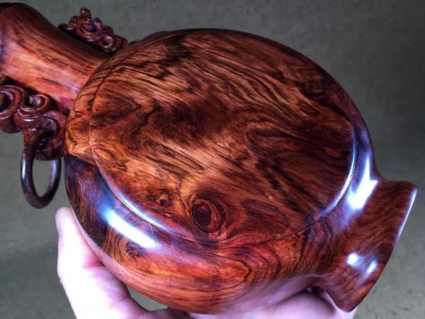 壺有千山美紋，卻裝不了酒，可惜，可惜！海南黃花梨木壺