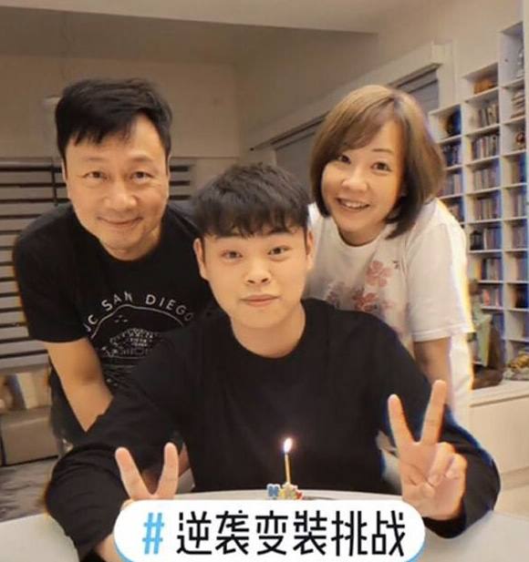 黎耀祥與鄧萃雯直播，提及《巾幗梟雄4》，女方稱會盡力空出檔期