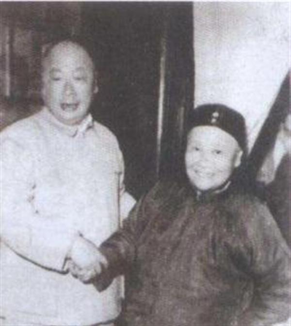 1963年陳老總在桂林飯店用餐,警衛員遞來一紙條,他看後親自迎接 1963年陳老總在桂林飯店用餐,警衛員遞來一紙條,他看後親自迎接