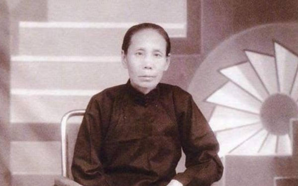 她57歲參加紅軍，丈夫曾是光緒帝御前侍衛，女婿是建國第一任總理