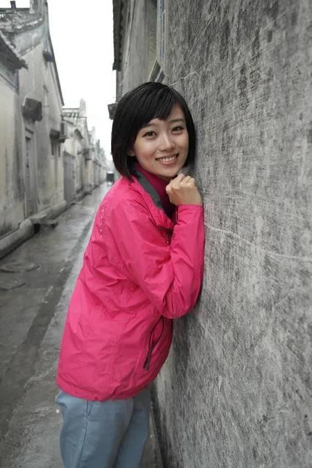 央視最美主持人之一李七月美照 央視最美主持人之一李七月美照