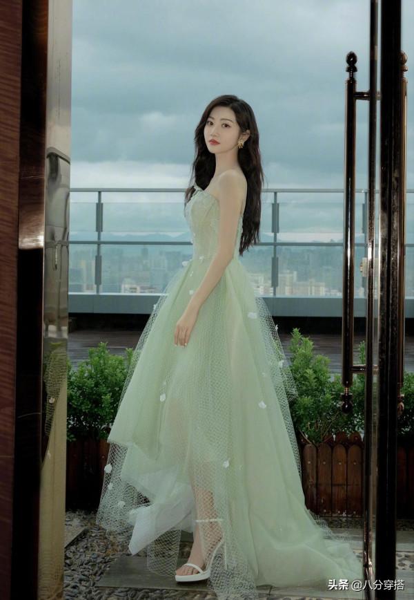 景甜不愧是“人間富貴花”，拼色襯衫配花苞裙出鏡，比00後還洋氣