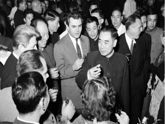 1971年，一件國寶在外賓宴會上離奇失蹤，周總理處理得非常高明