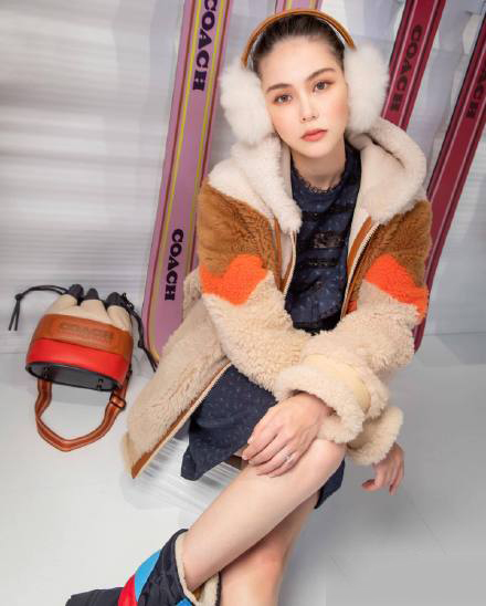 昆凌受傷後高調亮相,毛絨外套溫柔甜美,果然是被天王寵愛的嬌妻 昆凌受傷後高調亮相,毛絨外套溫柔甜美,果然是被天王寵愛的嬌妻