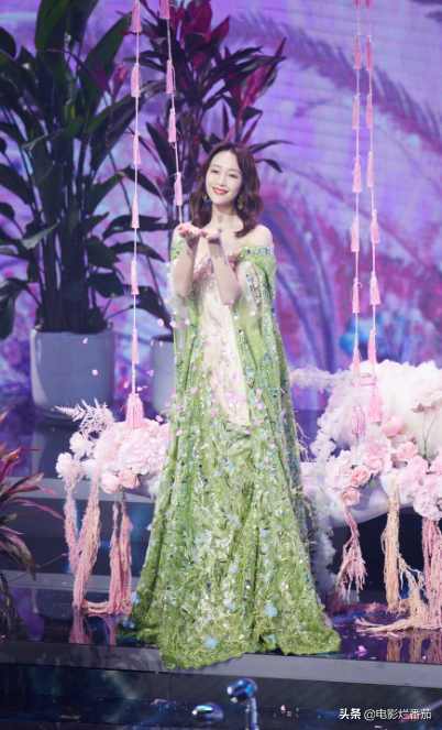 衛視春晚比美：baby離婚後美呆，關曉彤衣品沒得挑，楊冪驚豔全場