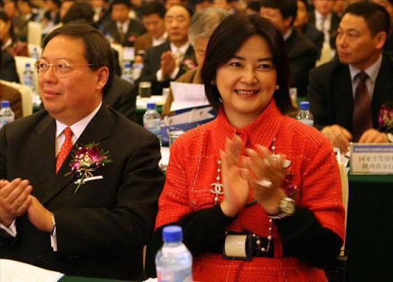 胡慧中的氣質真沒咋變，60多歲也不看出有皺紋，穿紅色看著挺洋氣