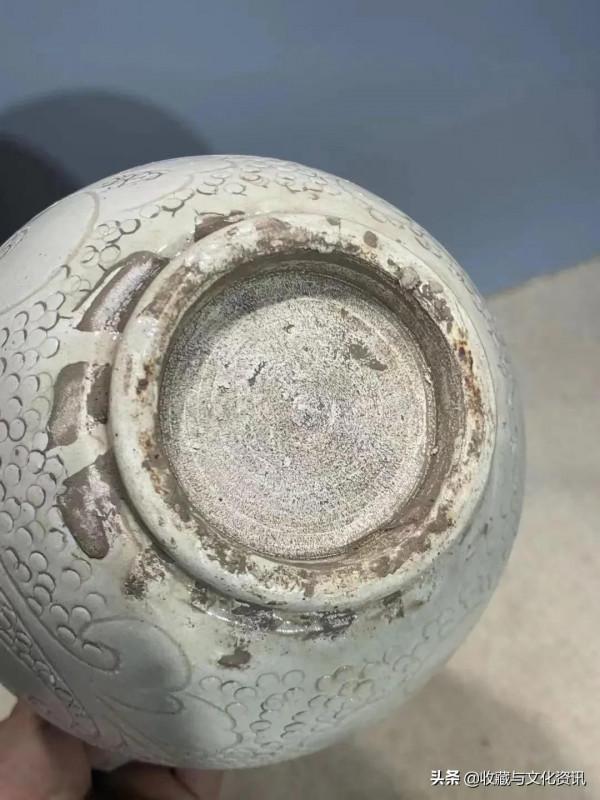 磁州窯白釉珍珠底刻花執壺鑑賞