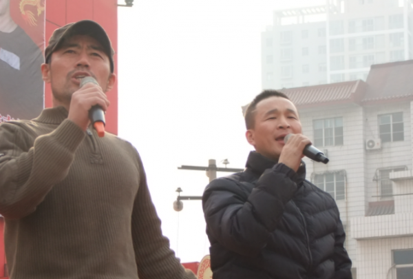 旭日陽剛落魄街頭擺攤,賣力演唱無人理,唱汪峰名曲被嘲沒錢了 旭日陽剛落魄街頭擺攤,賣力演唱無人理,唱汪峰名曲被嘲沒錢了