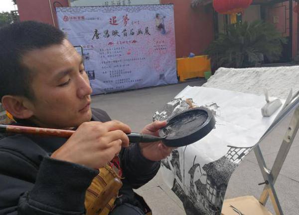 殘疾乞丐唐昌映:拜師學畫苦練7年,如今在街頭繪畫成網紅畫家 殘疾乞丐唐昌映:拜師學畫苦練7年,如今在街頭繪畫成網紅畫家