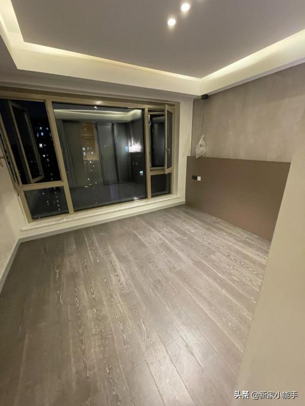 硬裝完工,打掃乾淨還沒佈置傢俱,刷藝術牆漆一家人都比較滿意 硬裝完工,打掃乾淨還沒佈置傢俱,刷藝術牆漆一家人都比較滿意