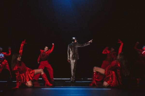 蔡徐坤穿緞金色絲絨套裝參加臘八晚會彩排，光影交匯間彰顯舞臺質感