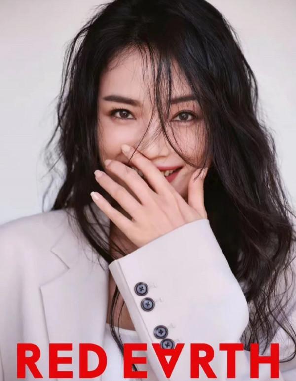 舒淇最新代言徹底封神！穿西裝拍大片，國貨徹底逆襲變阿瑪尼