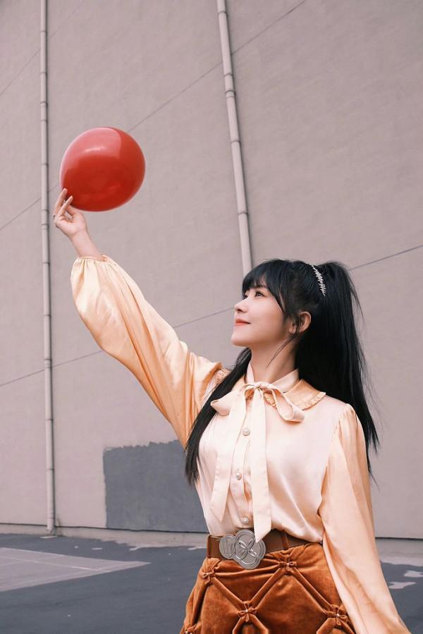 賴美雲現身CCTV網路春晚 格紋短裙靈動俏皮可愛滿分