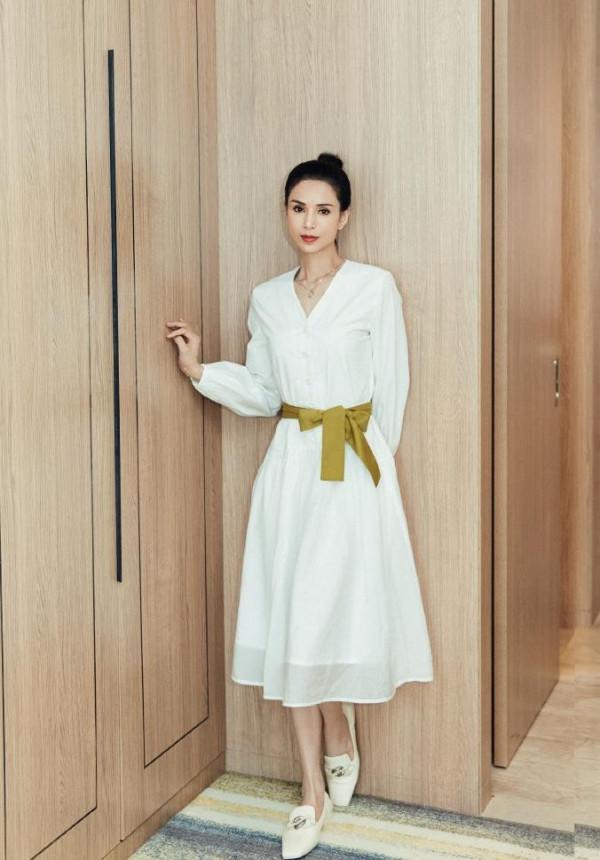 李若彤終於撕去“小龍女”標籤，首次擔任策劃人，看神態淡定自若