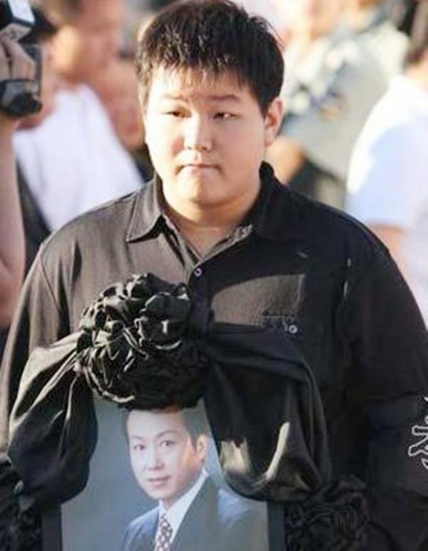 羅京去世12年，妻子曾哭到暈厥，兒子已長大成人