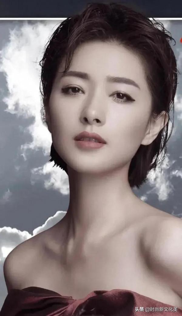 萬茜，人淡如菊，自帶風情閒看花開花落，坐待雲捲雲舒