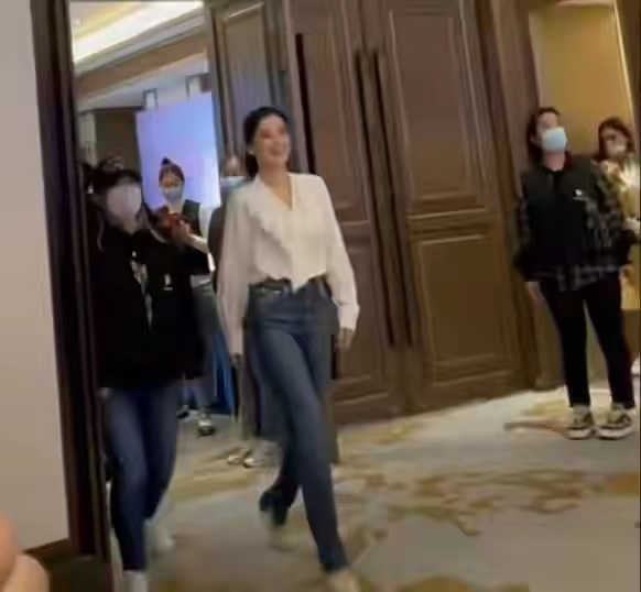 46歲梅婷現身超大範！眾人堵門口受歡迎，高馬尾白襯衫美成小姐姐