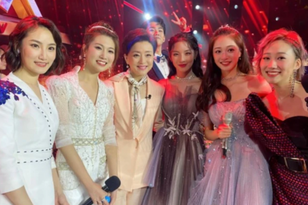 馮琳參加春晚彩排，能力顏值均線上，別人家的女兒怎能如此優秀