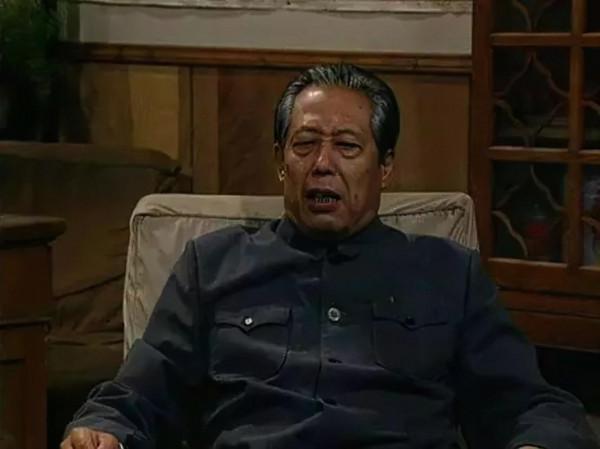 “傅明”文興宇：9歲喪父，妻子比他小6歲，一天三包煙患癌去世