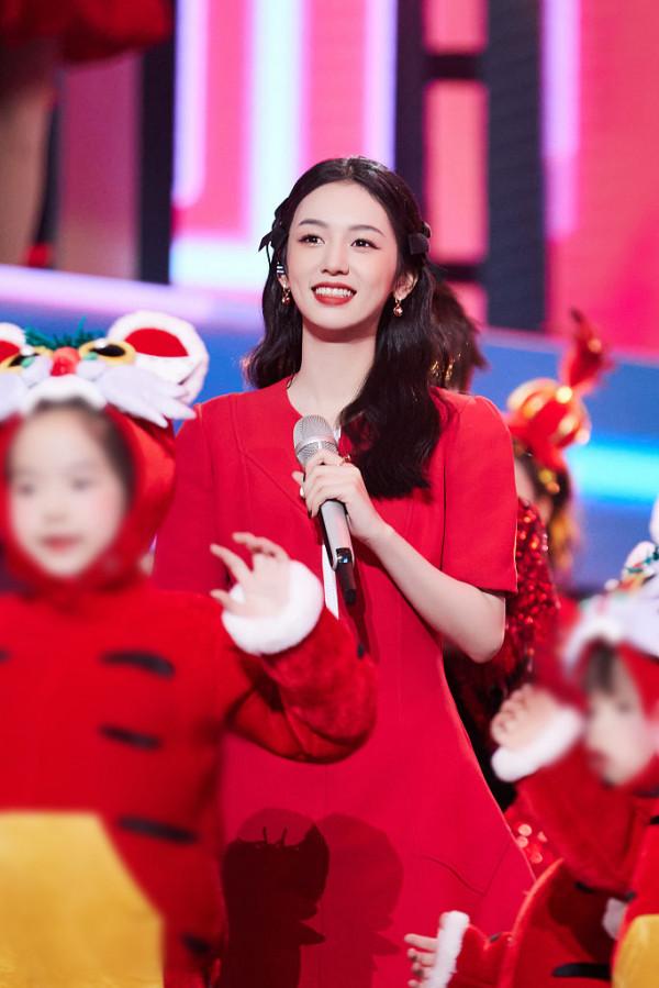 周也亮相2022湖南衛視春晚 典雅紅裙明媚動人