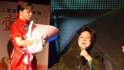 從央視的破例，到半夜“抱怨帶娃”，午夜夢迴時王二妮有後悔嗎？