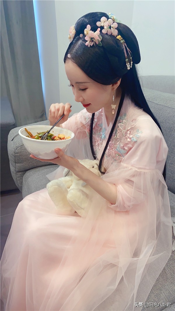 舒暢轉型直播獲成功，“嫦娥”造型驚豔觀眾，帶貨成績讓人羨慕