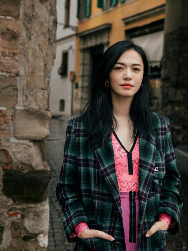 又被姚晨給驚豔到了,穿格子風衣配寶藍高跟鞋,優雅氣質不輸超模 又被姚晨給驚豔到了,穿格子風衣配寶藍高跟鞋,優雅氣質不輸超模