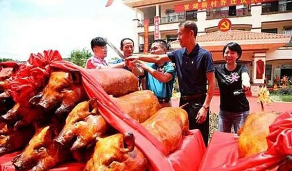 18歲農村娃考上北大，全村湊錢贈路費，百億身價後送每戶村民別墅