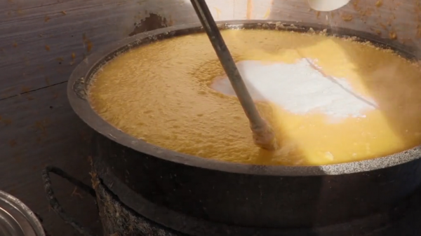 陝西大集上的小破攤，5元一份掙4元，一股泔水味，本地人還愛吃