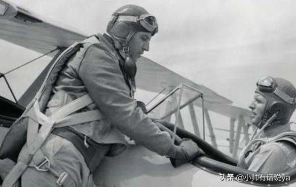 飛行員跳傘求生，在樹上掛了70年後被發現，身體和樹枝融為一體