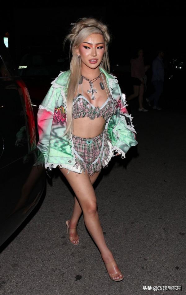 Nikita Dragun穿搭休閒現身街頭，金色長髮盤起魅力十足