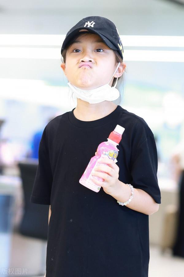 李小璐甜馨母女現身機場，女兒顏值趕超媽媽，對鏡頭扮鬼臉賣萌